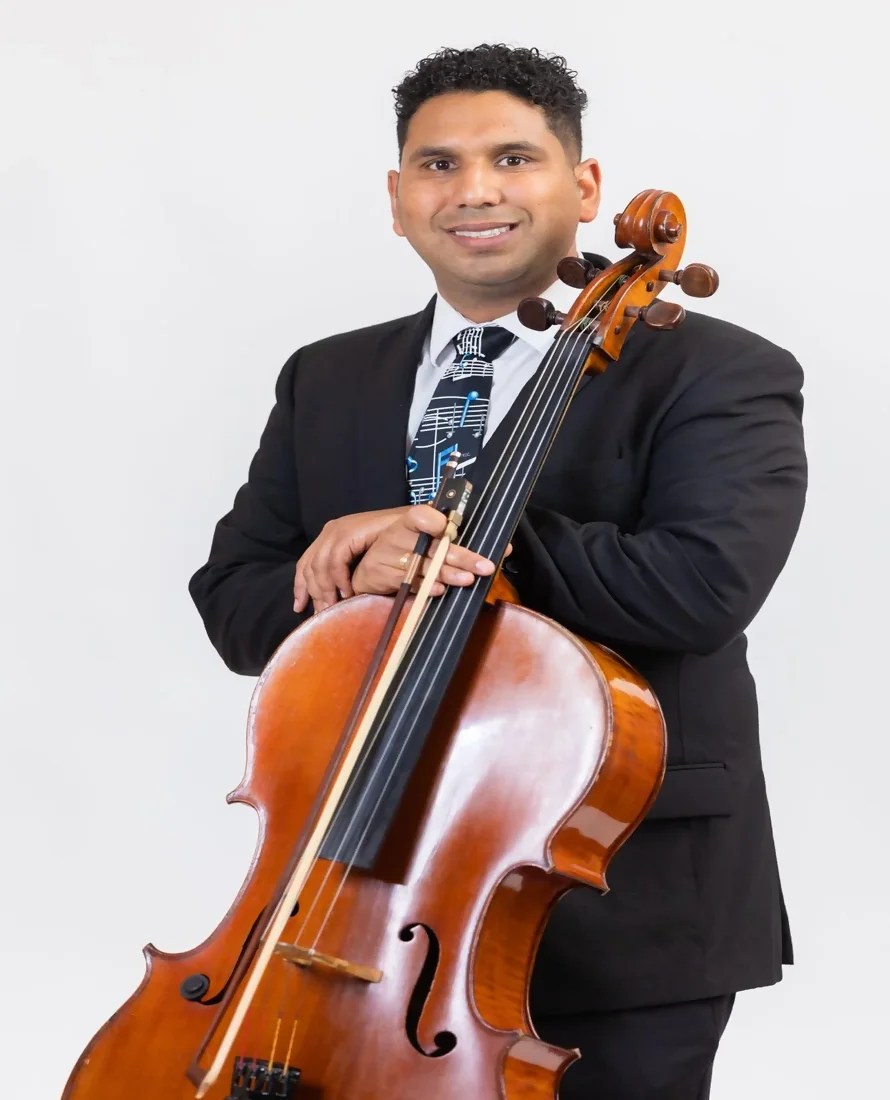 Enn Rene Díaz Venezolano Cellista Profesional. Director Musical The Nucleus Orchestral Program